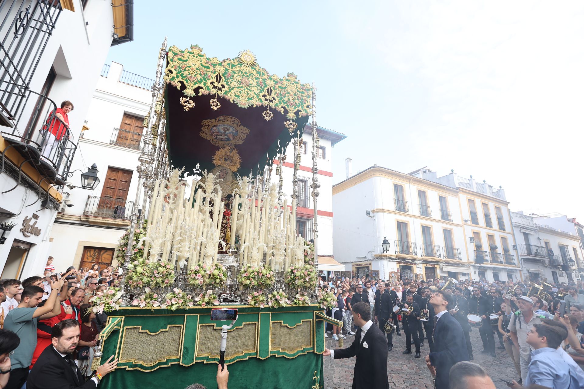 El alegre traslado de la Sagrada Cena de Córdoba y la Esperanza del Valle, en imágenes