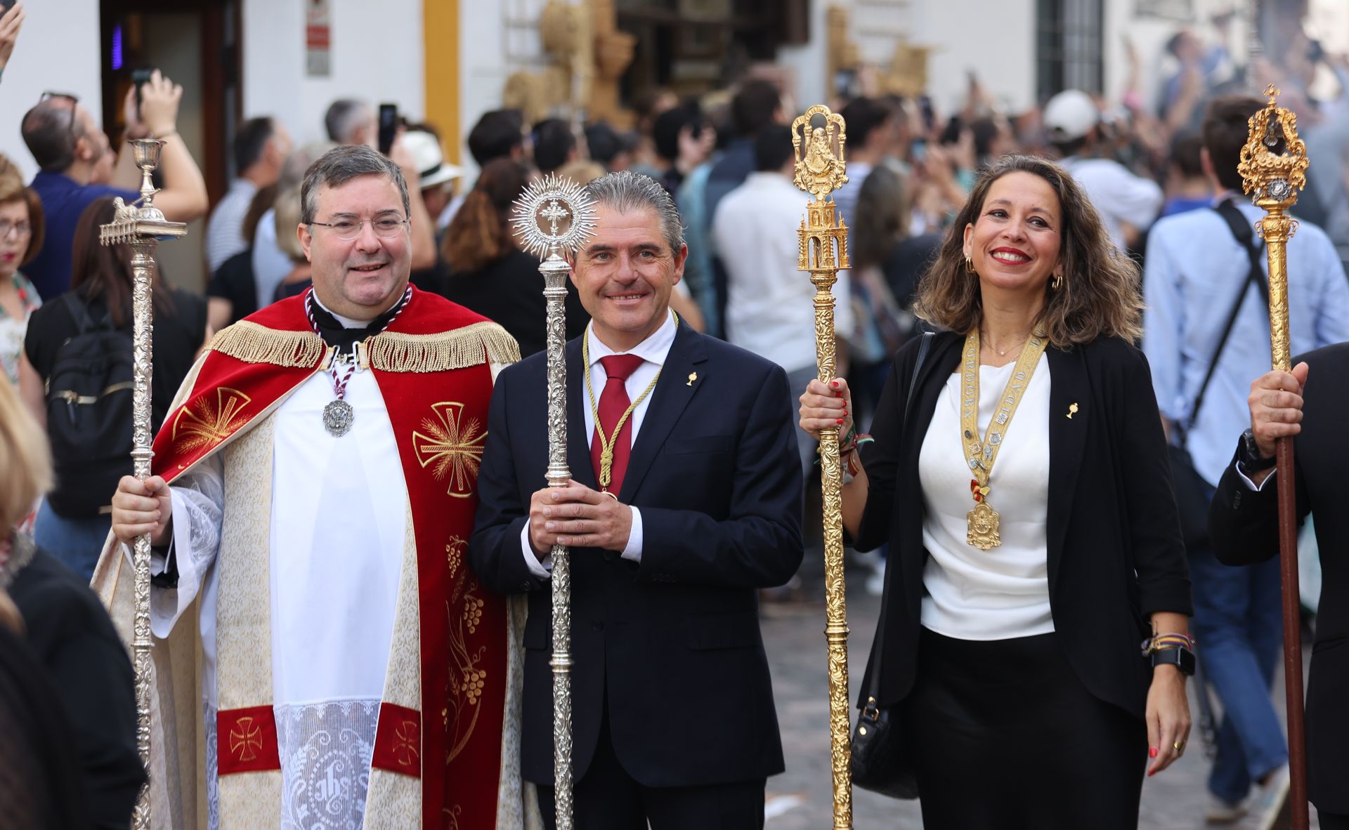 El alegre traslado de la Sagrada Cena de Córdoba y la Esperanza del Valle, en imágenes