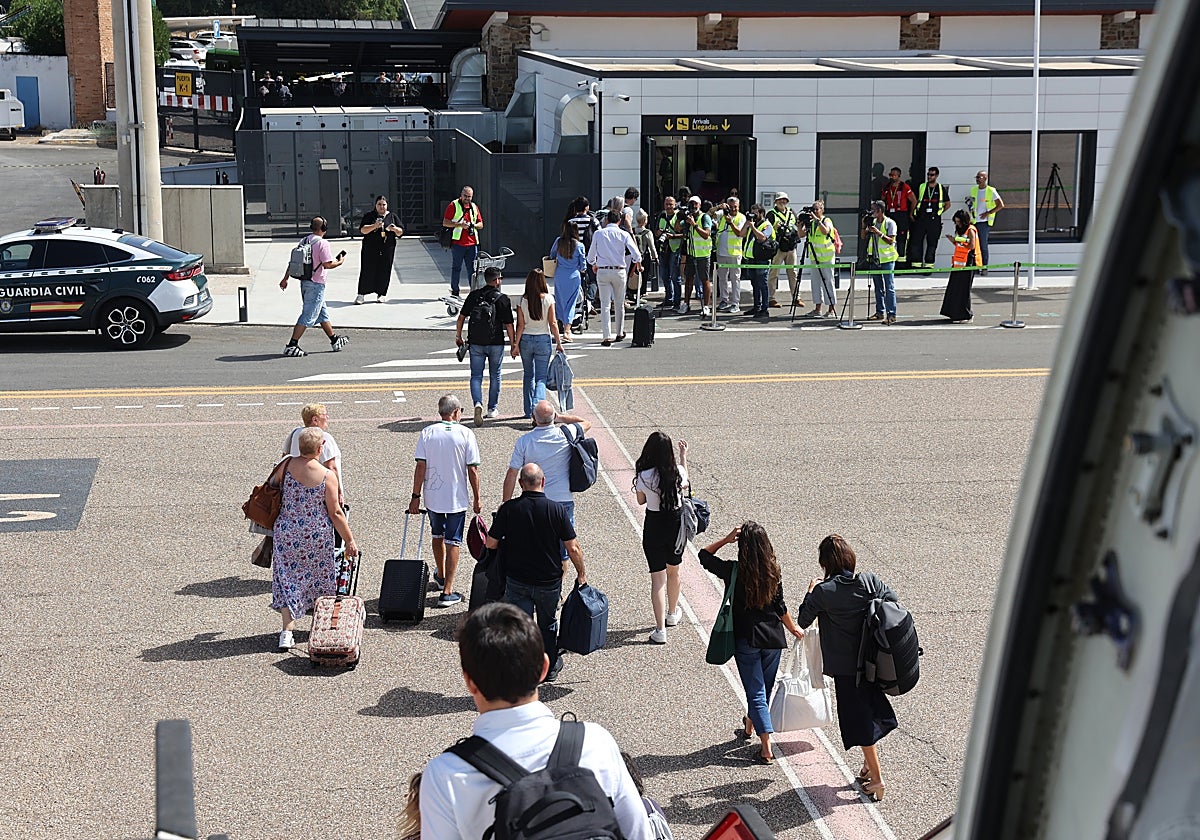 Llegada de los pasajeros del primer vuelo de Vueling entre Barcelona y Córdoba