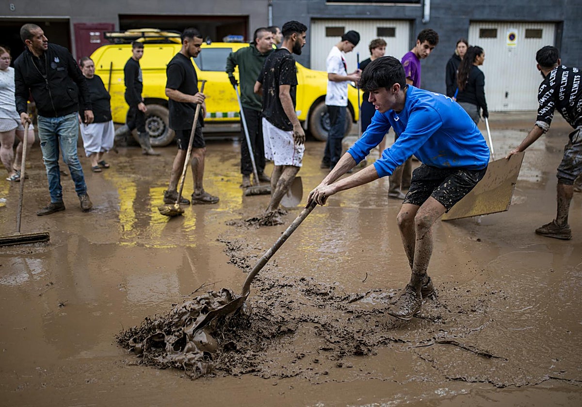 Trabajos de limpieza en La Rápita