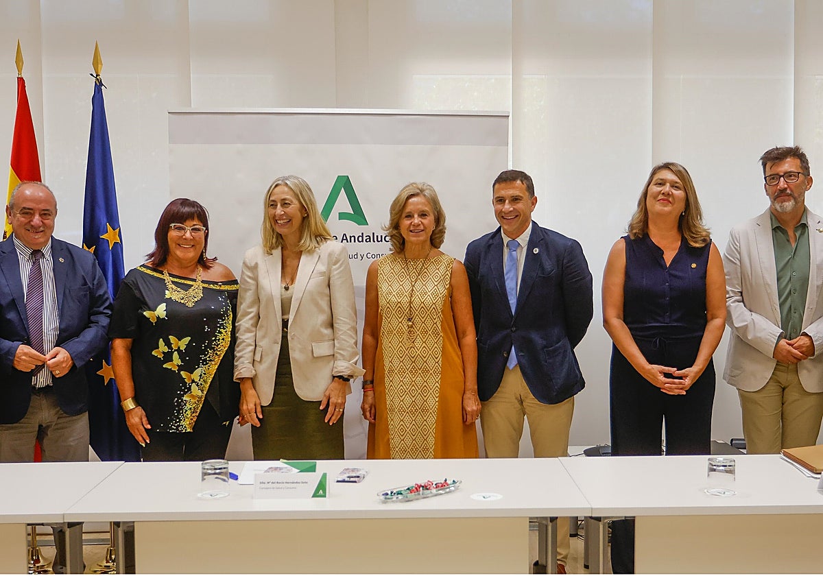 La viceconsejera, en el centro con un vestido estampado junto a la consejera dimitida, en septiembre de 2024