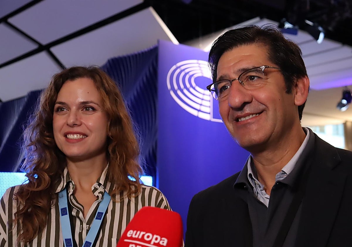 El vicepresidente segundo de Castilla-La Mancha, José Manuel Caballero, junto a Nazareth Rodrigo, directora general de Asuntos Europeos