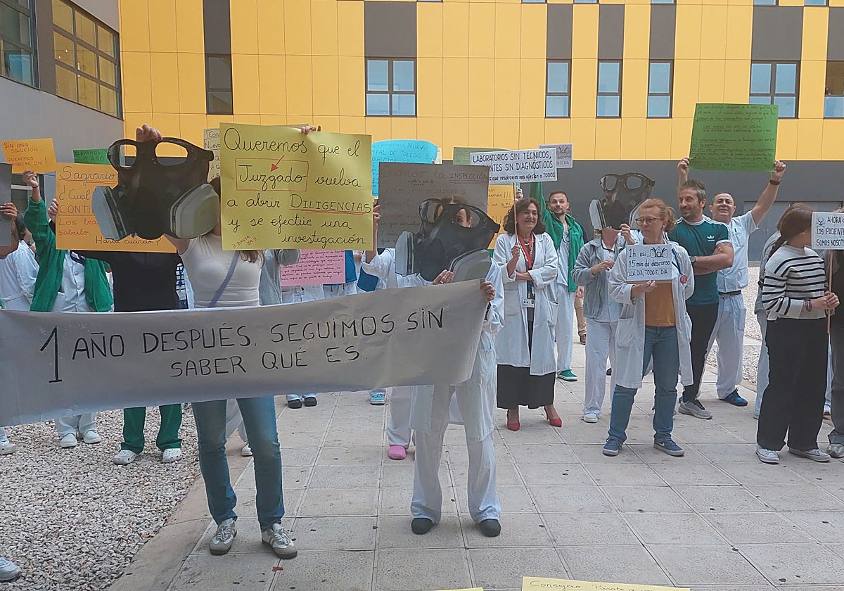 Trabajadores de los laboratorios del hospital de Toledo, en la protesta de este lunes