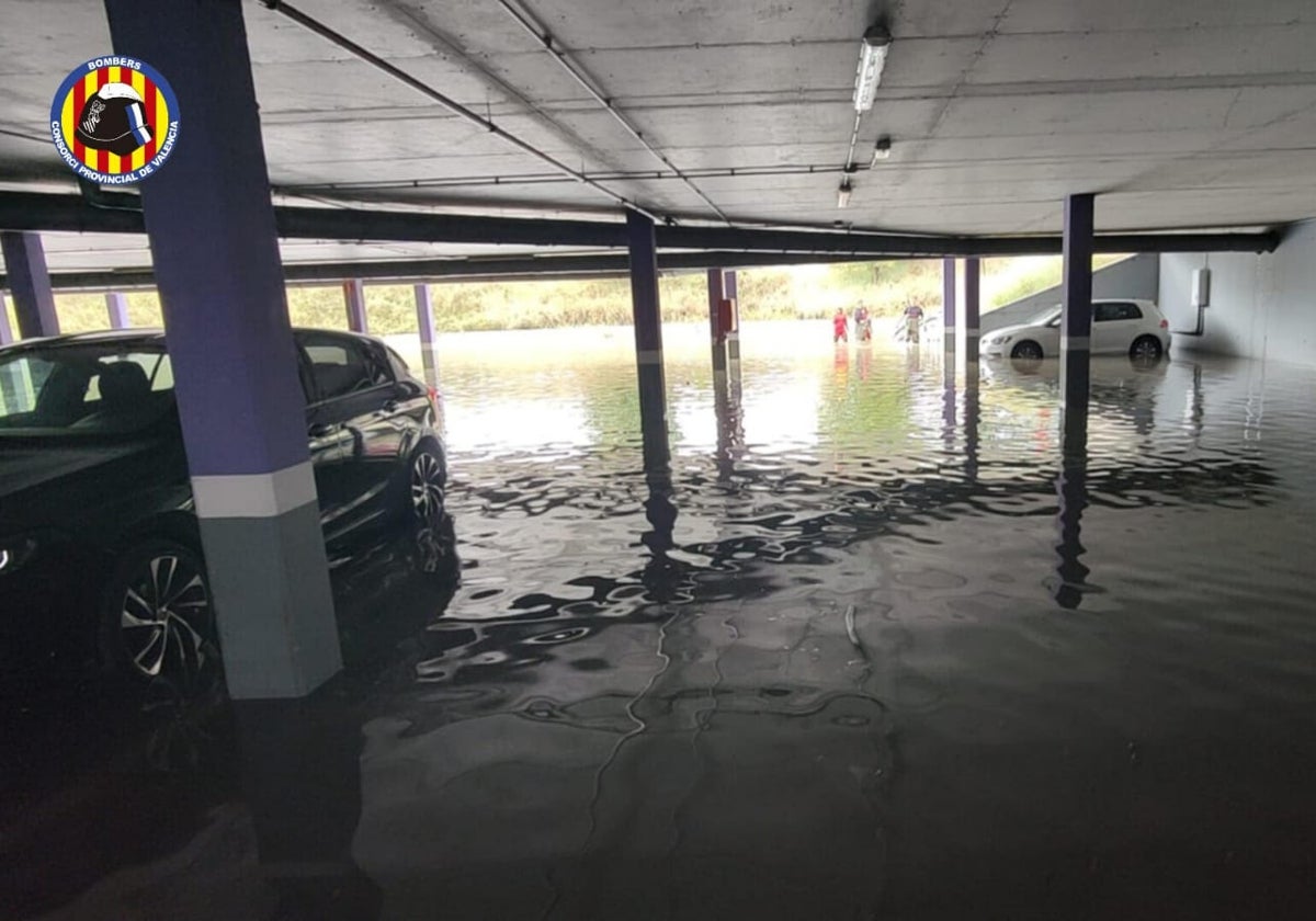 Imagen de un garaje inundado este lunes en Gandía, Valencia