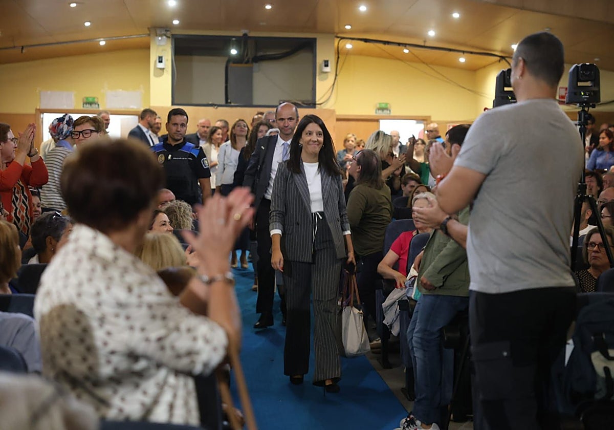 La nueva alcaldesa, Mariola Sampedro, llegando al auditorio al frente de los partidarios de la moción