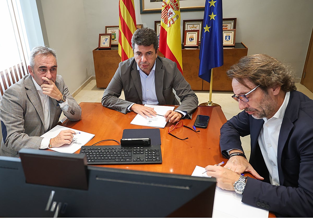 Carlos Mazón, este lunes flanqueado por el conseller Miguel Barrachina y el secretario autonómico José Manuel Cuenca