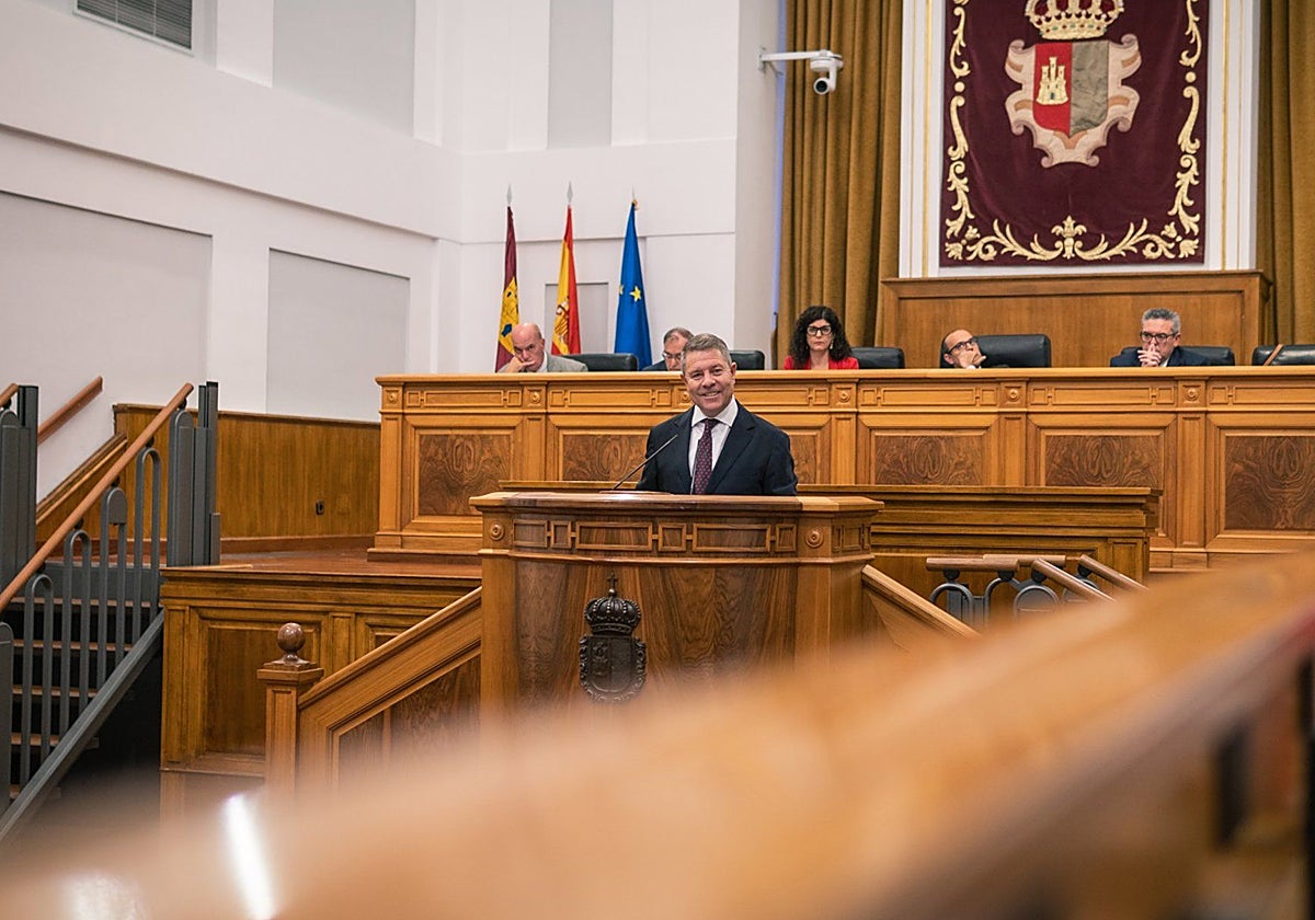 Emiliano García-Page durante una intervención en el pleno de las Cortes