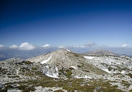 Muere un hombre en Jaén al caerse cuando subía el pico Mágina