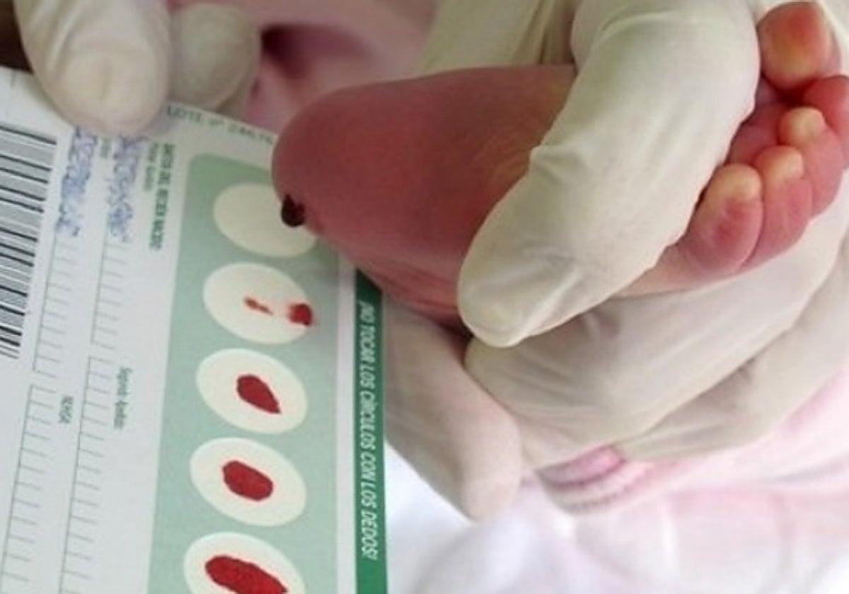 Castilla-La Mancha ampliará a 36 las enfermedades de la prueba del talón en 2026 y llegará a 40 a final de legislatura