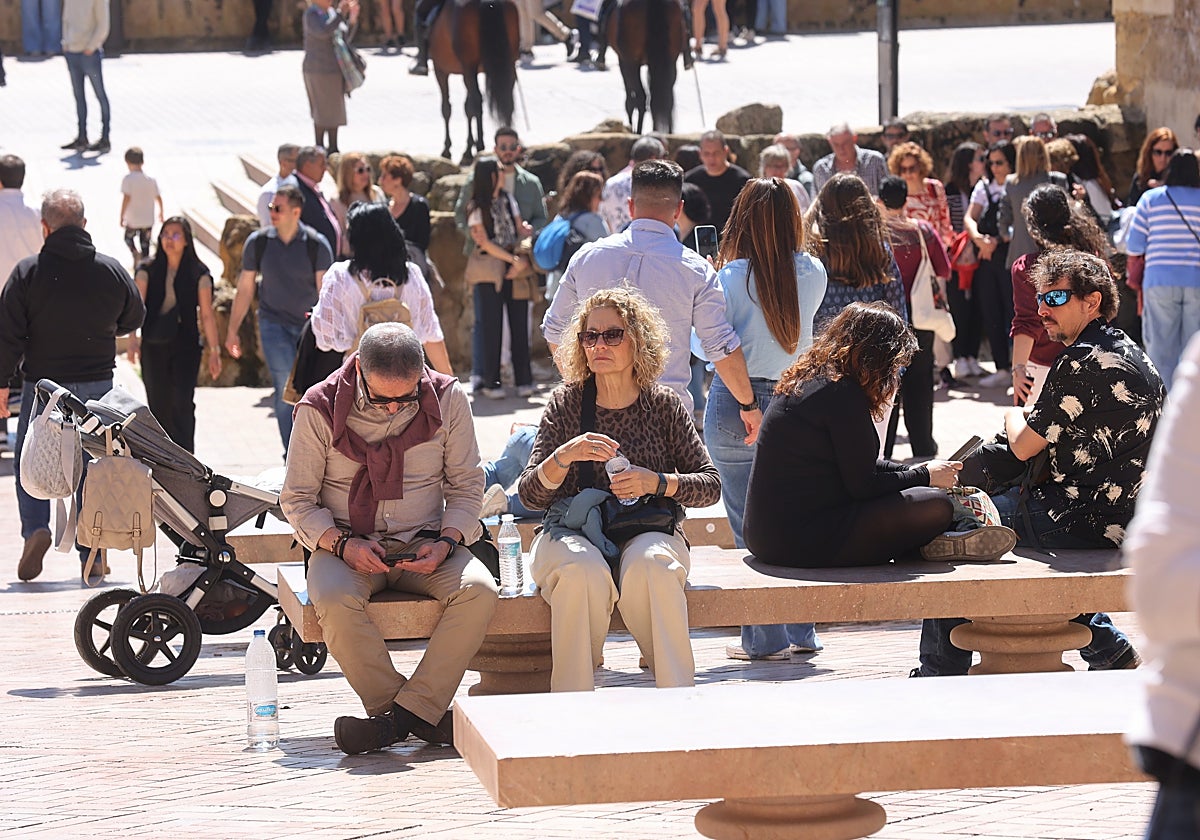 Ciudadanos disfrutan el tiempo primaveral en pleno otoño en la Puerta del Puente
