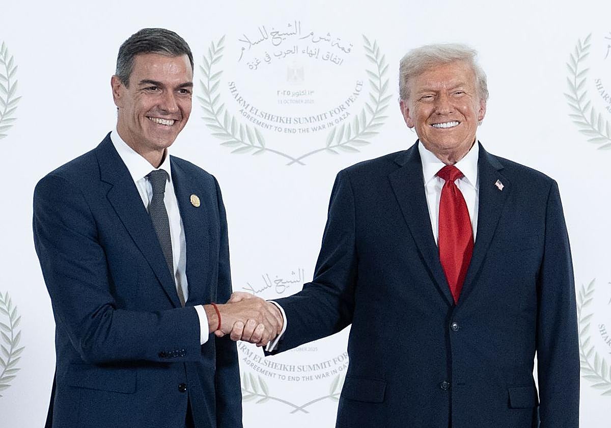 Pedro Sánchez y Donald Trump se saludan en Sharm el Sheij (Egipto)