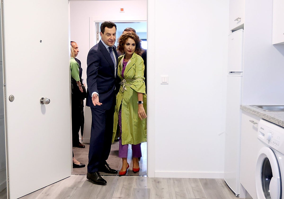 Juanma Moreno y María Jesús Montero, en la entrega de llaves de los alojamientos de alquiler social para mayores en Córdoba