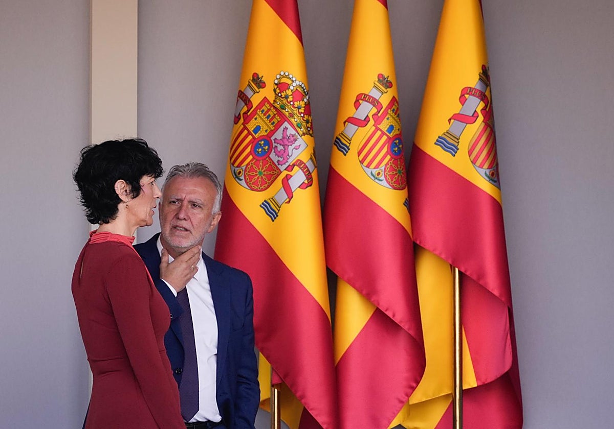 Torres con Elma Saiz en el desfile militar del 12-O