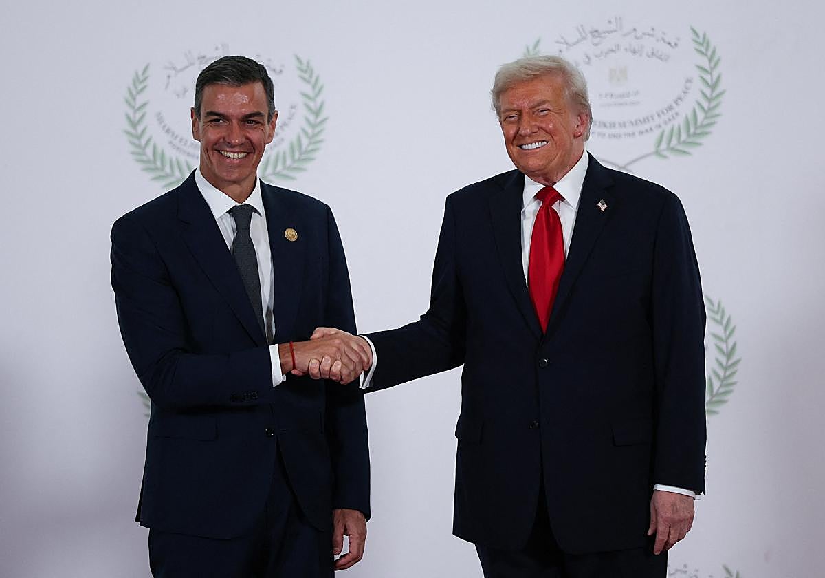 El presidente español, Pedro Sánchez, y su homólogo estadounidense, Donald Trump, este lunes en Egipto