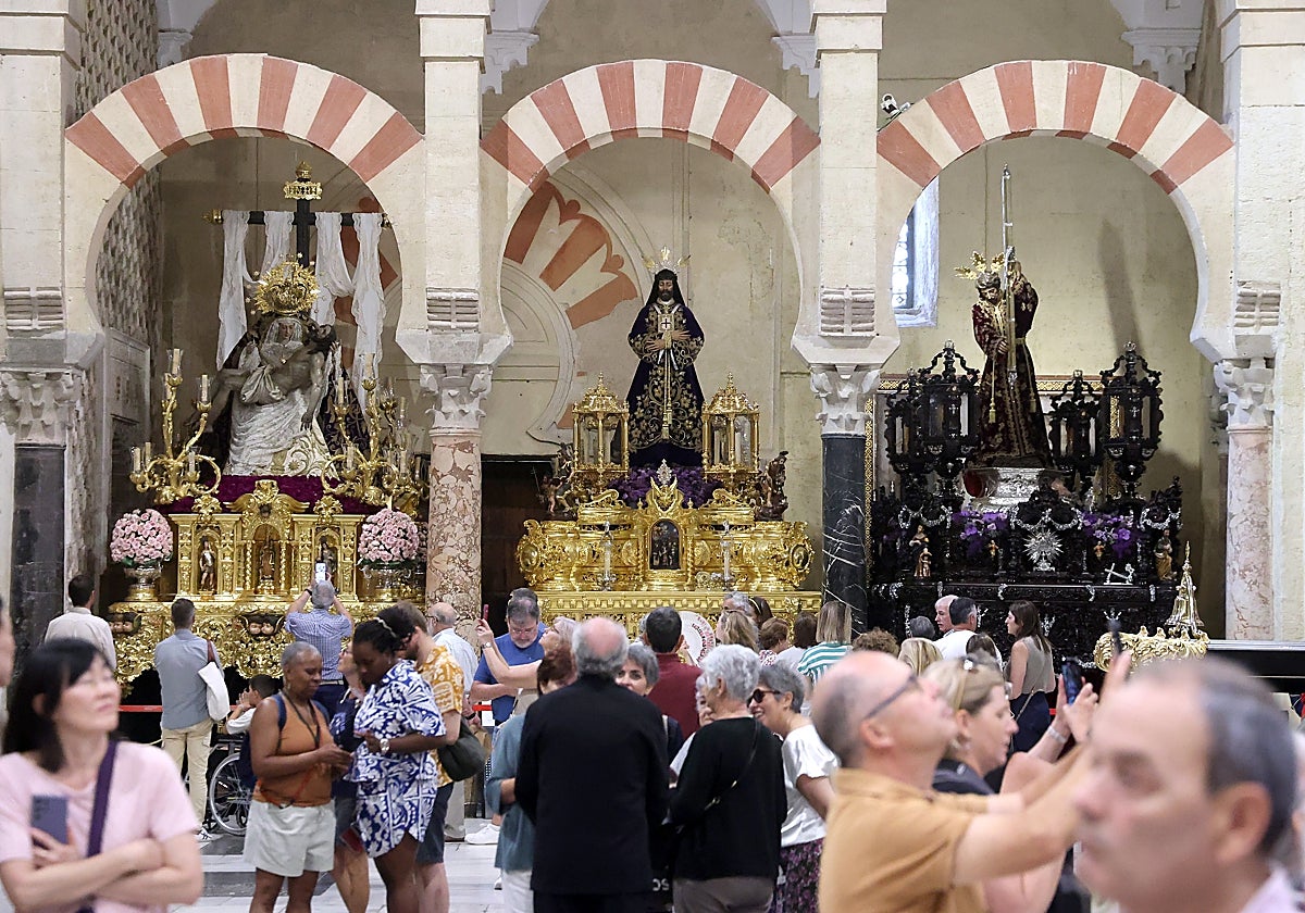 Visitantes de la Mezquita-Catedral este martes 14 de octubre ante las imágenes expuestas