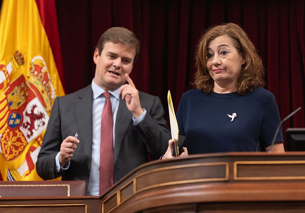 El secretario general del Congreso, Fernando Galindo, hace una indicación a la presidenta Francina Armengol
