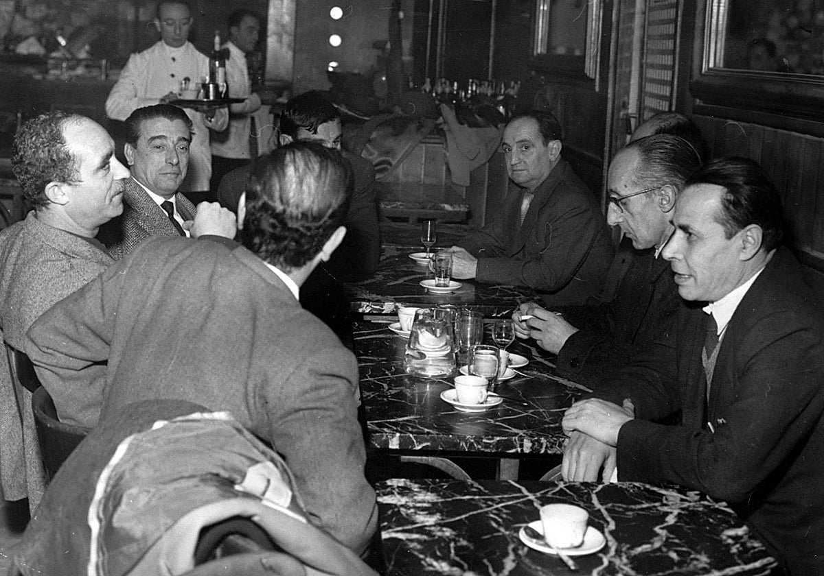 Tertulia en el Café Gijón, en 1972