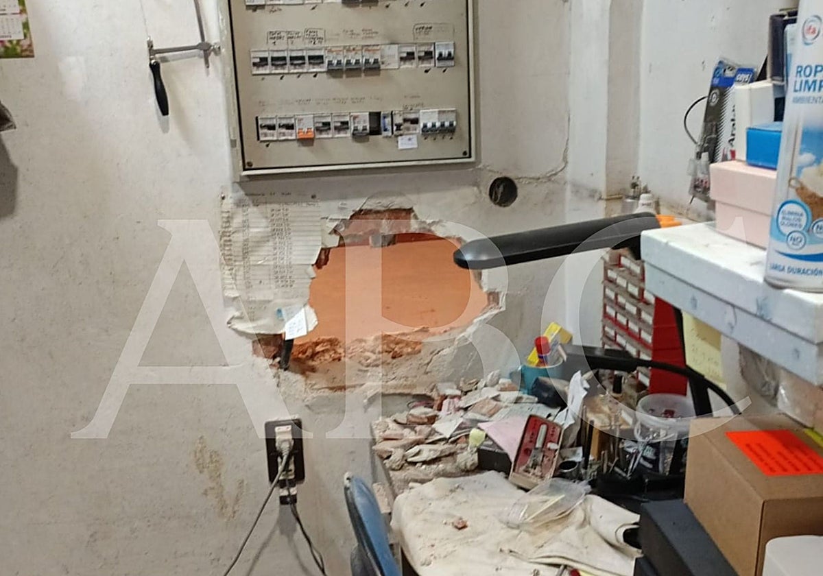 El butrón daba acceso desde el portal del edificio a la trastienda de la joyería