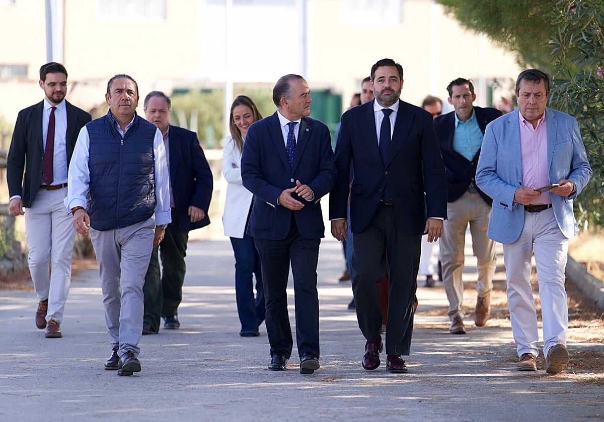 Núñez ha visitado el Instituto Español de Genética y Reproducción Animal, en Talavera de la Reina, acompañado por el alcalde de la ciudad, José Julián Gregorio