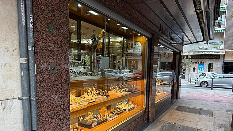 Los ladrones han intentado acceder al local a través del portal de la calle Bolivia, 3