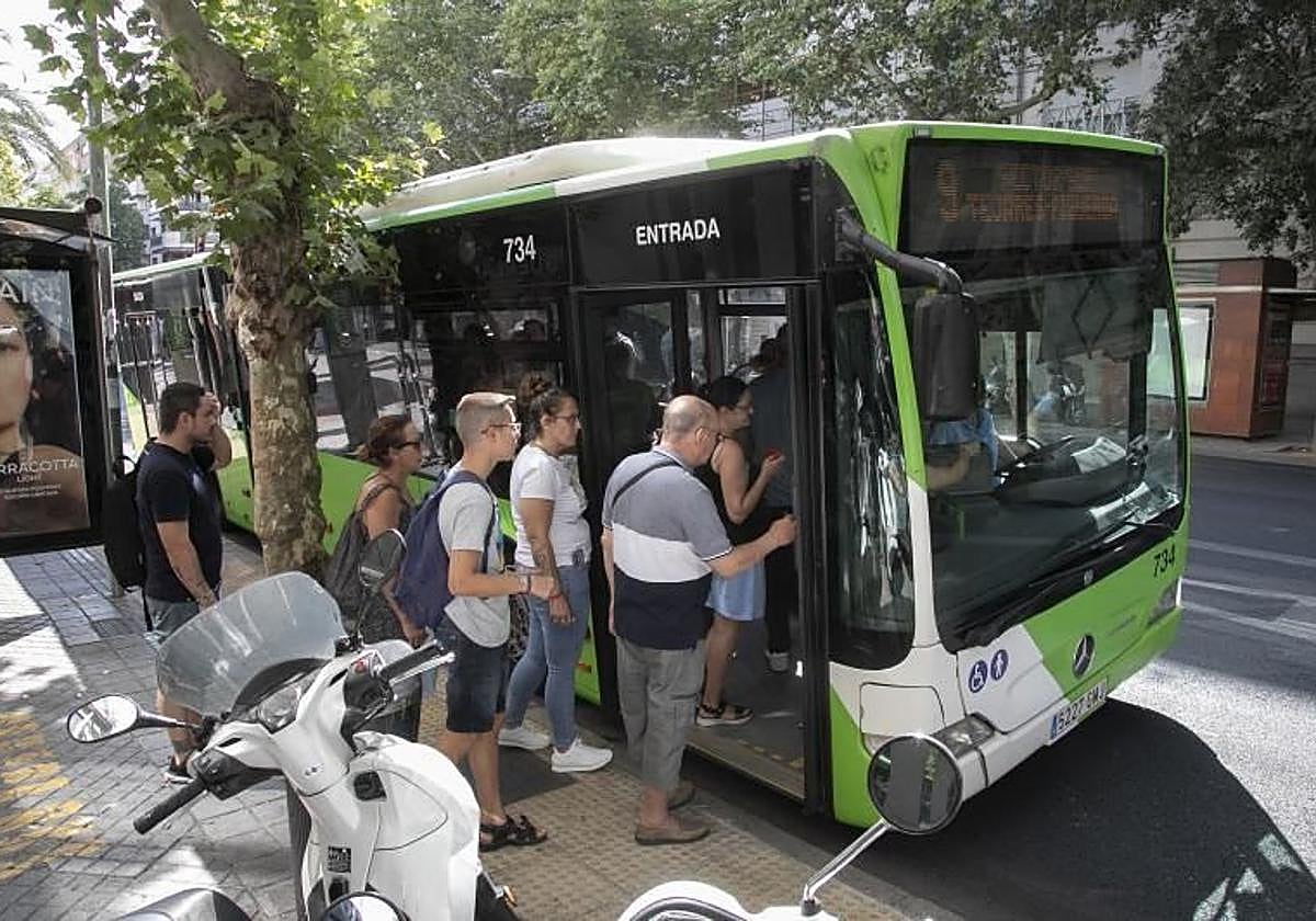 Pasajeros subiendo a un autobús de Aucorsa