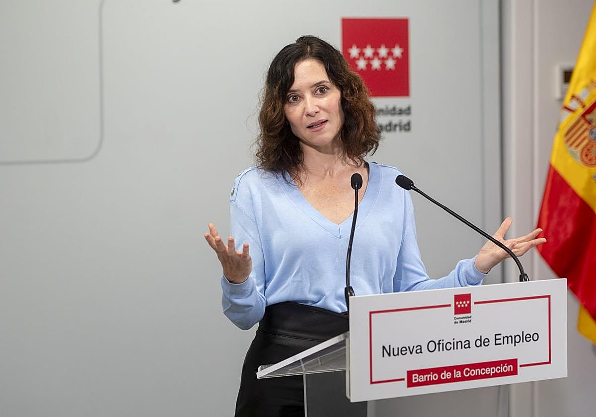 La presidenta de la Comunidad de Madrid, Isabel Díaz Ayuso, desde la nueva oficina de empleo del barrio de la Concepción