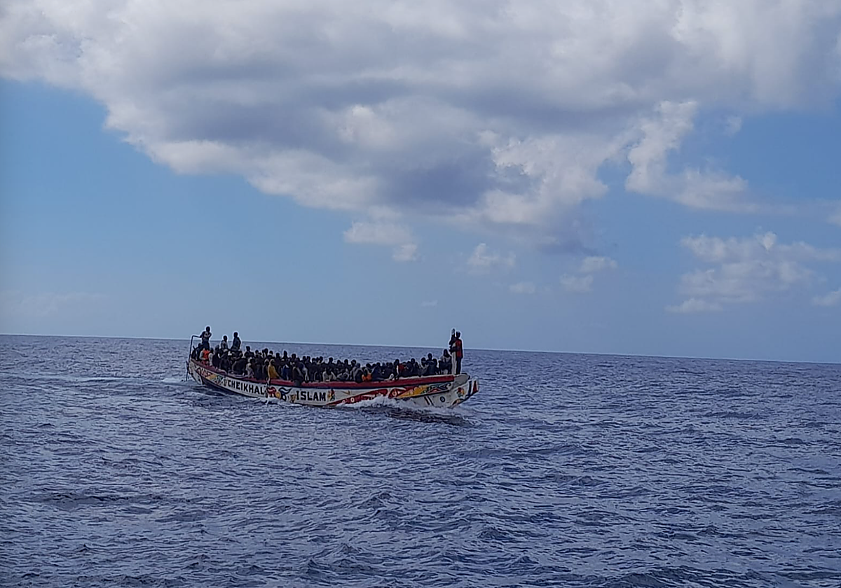 Cayuco localizado al suroeste de Tenerife