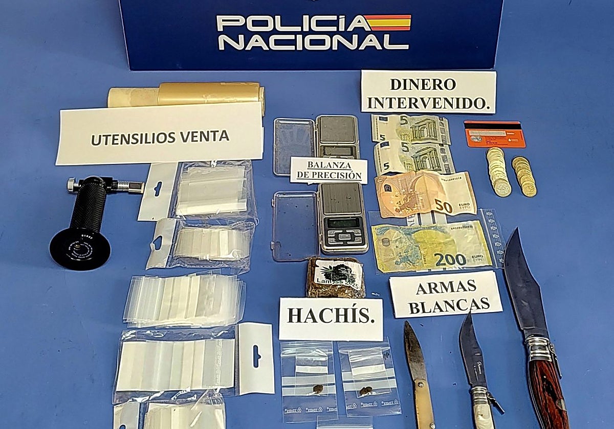 Monodosis y sustancia estupefaciente hallada por la Policía Nacional en una operación en Fátima