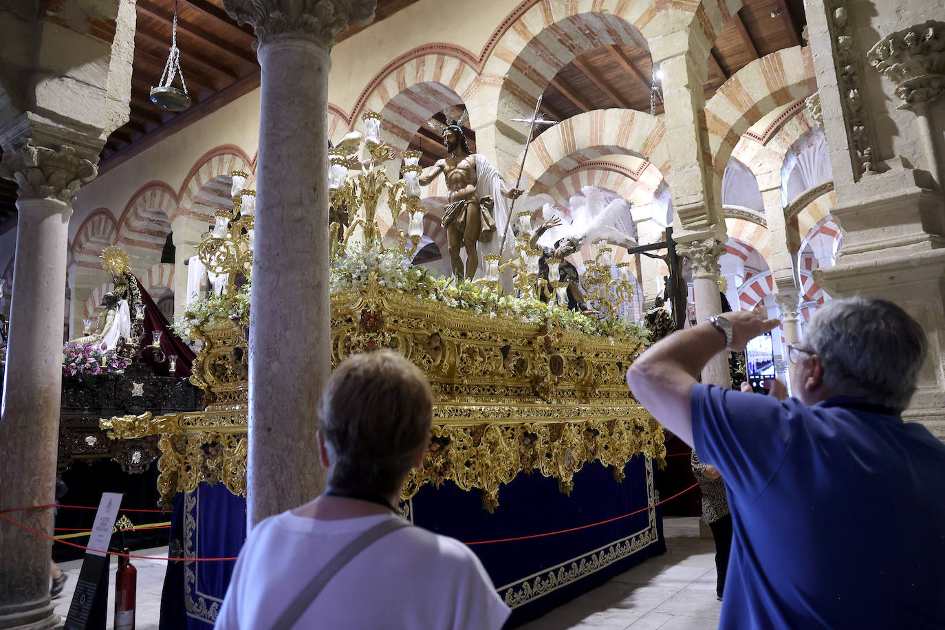 Los pasos del Vía Crucis Magno de Córdoba expuestos en la Mezquita-Catedral, en imágenes