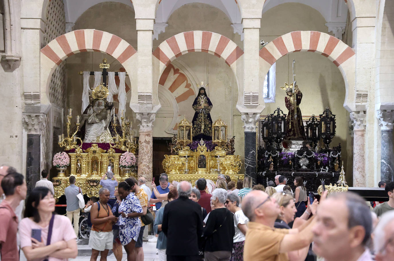 Los pasos del Vía Crucis Magno de Córdoba expuestos en la Mezquita-Catedral, en imágenes