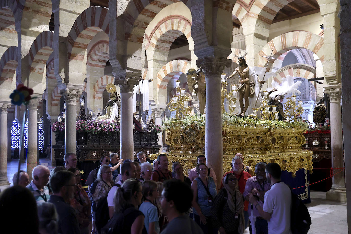 Los pasos del Vía Crucis Magno de Córdoba expuestos en la Mezquita-Catedral, en imágenes