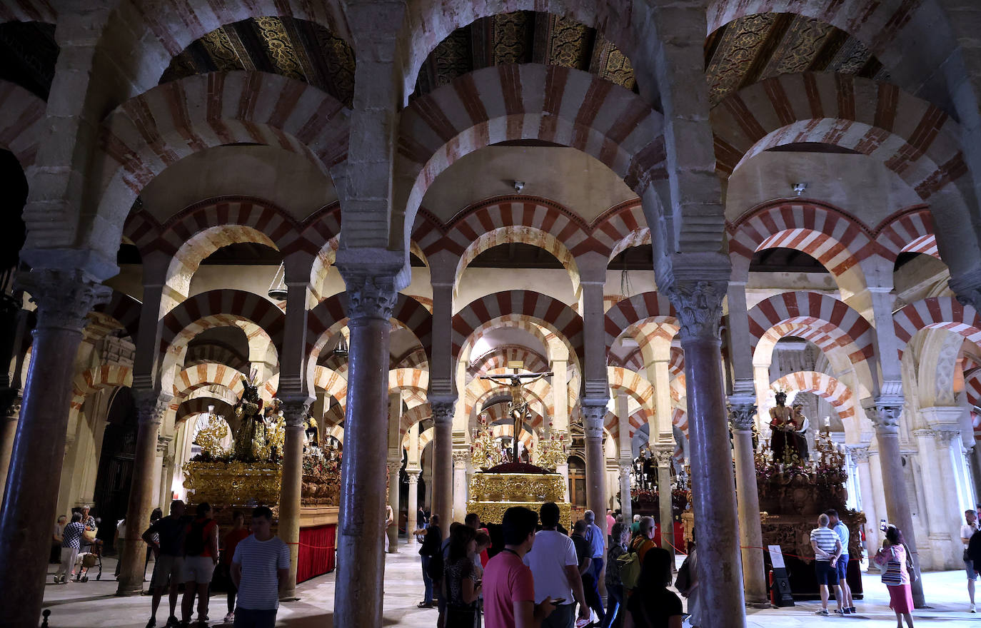 Los pasos del Vía Crucis Magno de Córdoba expuestos en la Mezquita-Catedral, en imágenes