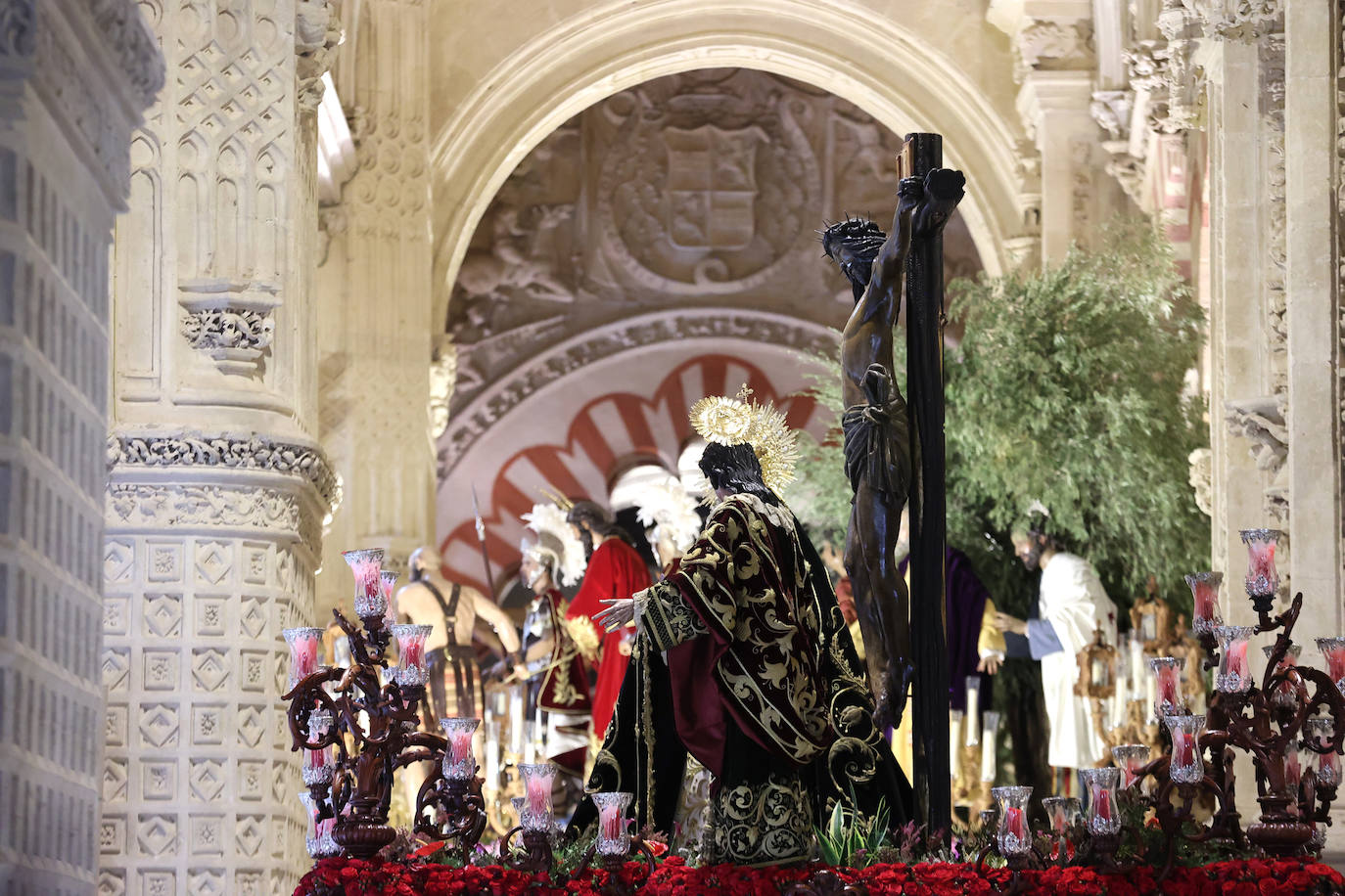 Los pasos del Vía Crucis Magno de Córdoba expuestos en la Mezquita-Catedral, en imágenes