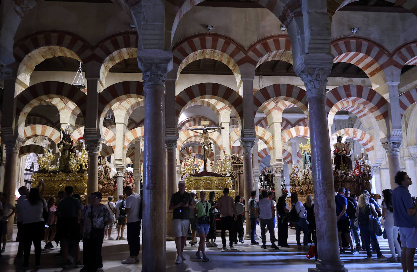 Los pasos del Vía Crucis Magno de Córdoba expuestos en la Mezquita-Catedral, en imágenes