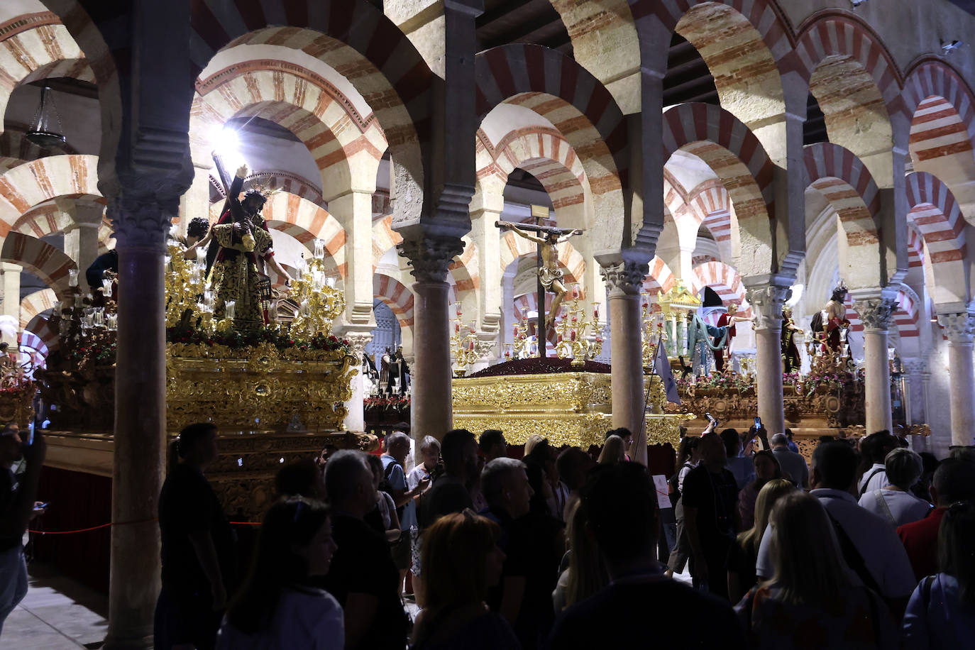 Los pasos del Vía Crucis Magno de Córdoba expuestos en la Mezquita-Catedral, en imágenes