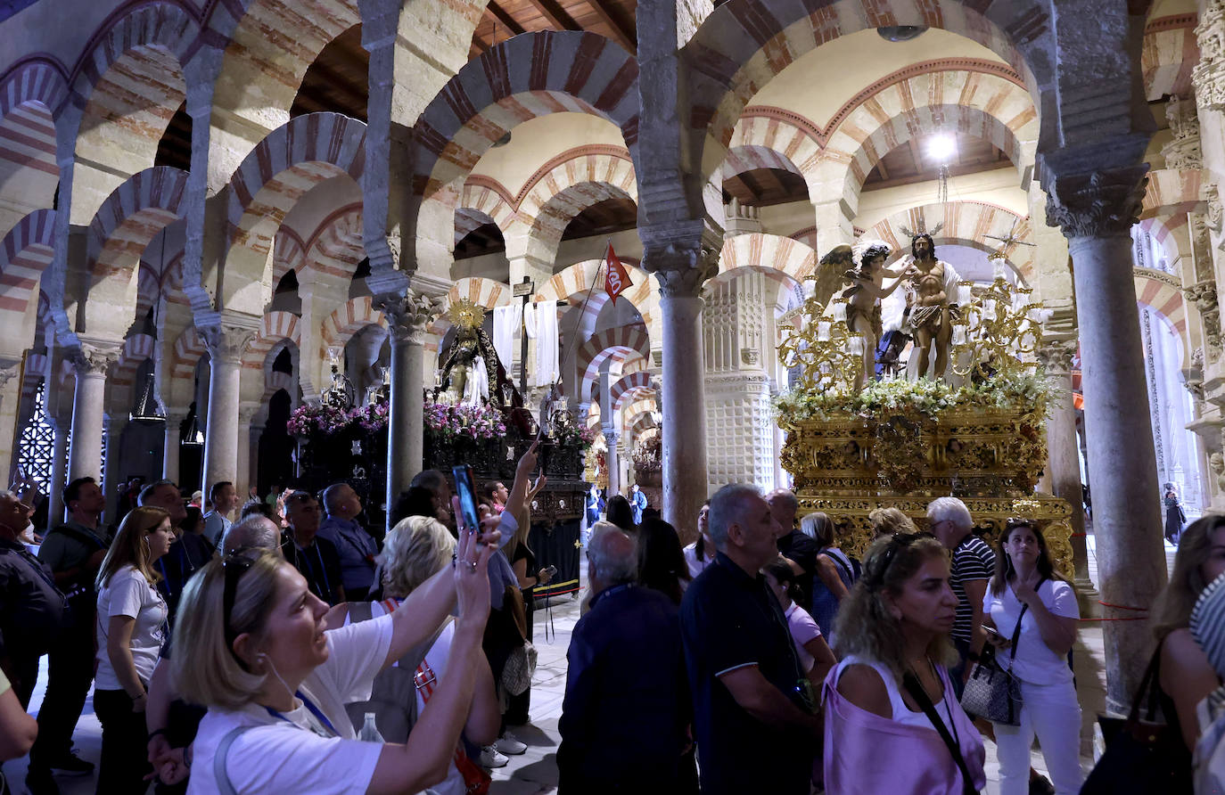 Los pasos del Vía Crucis Magno de Córdoba expuestos en la Mezquita-Catedral, en imágenes