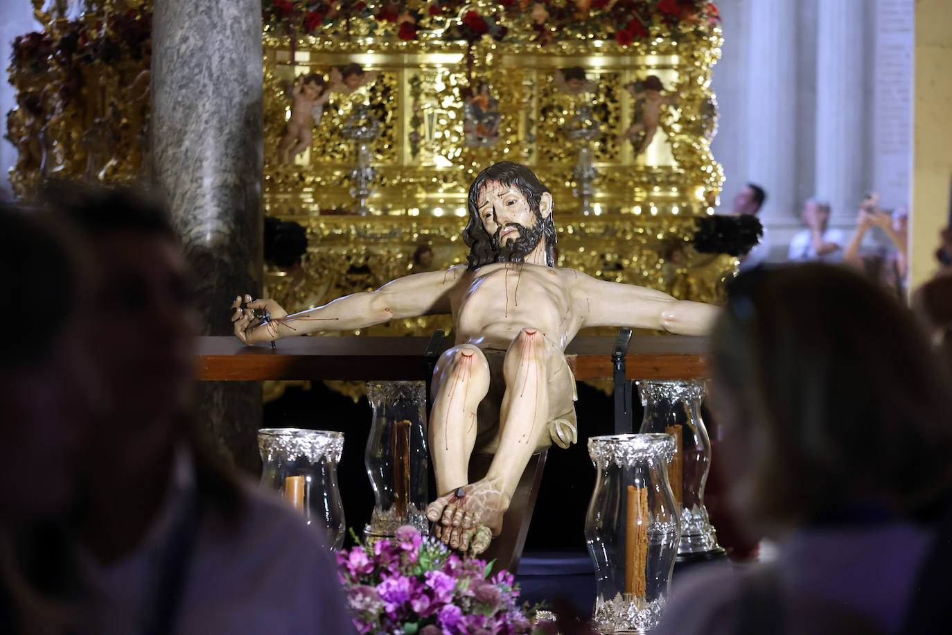Los pasos del Vía Crucis Magno de Córdoba expuestos en la Mezquita-Catedral, en imágenes