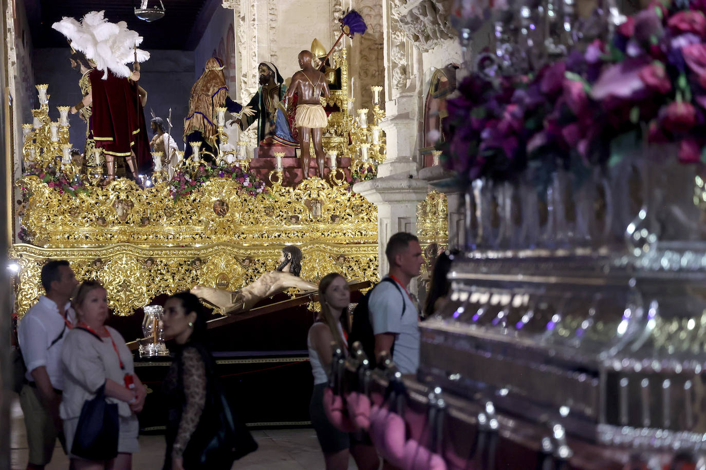 Los pasos del Vía Crucis Magno de Córdoba expuestos en la Mezquita-Catedral, en imágenes