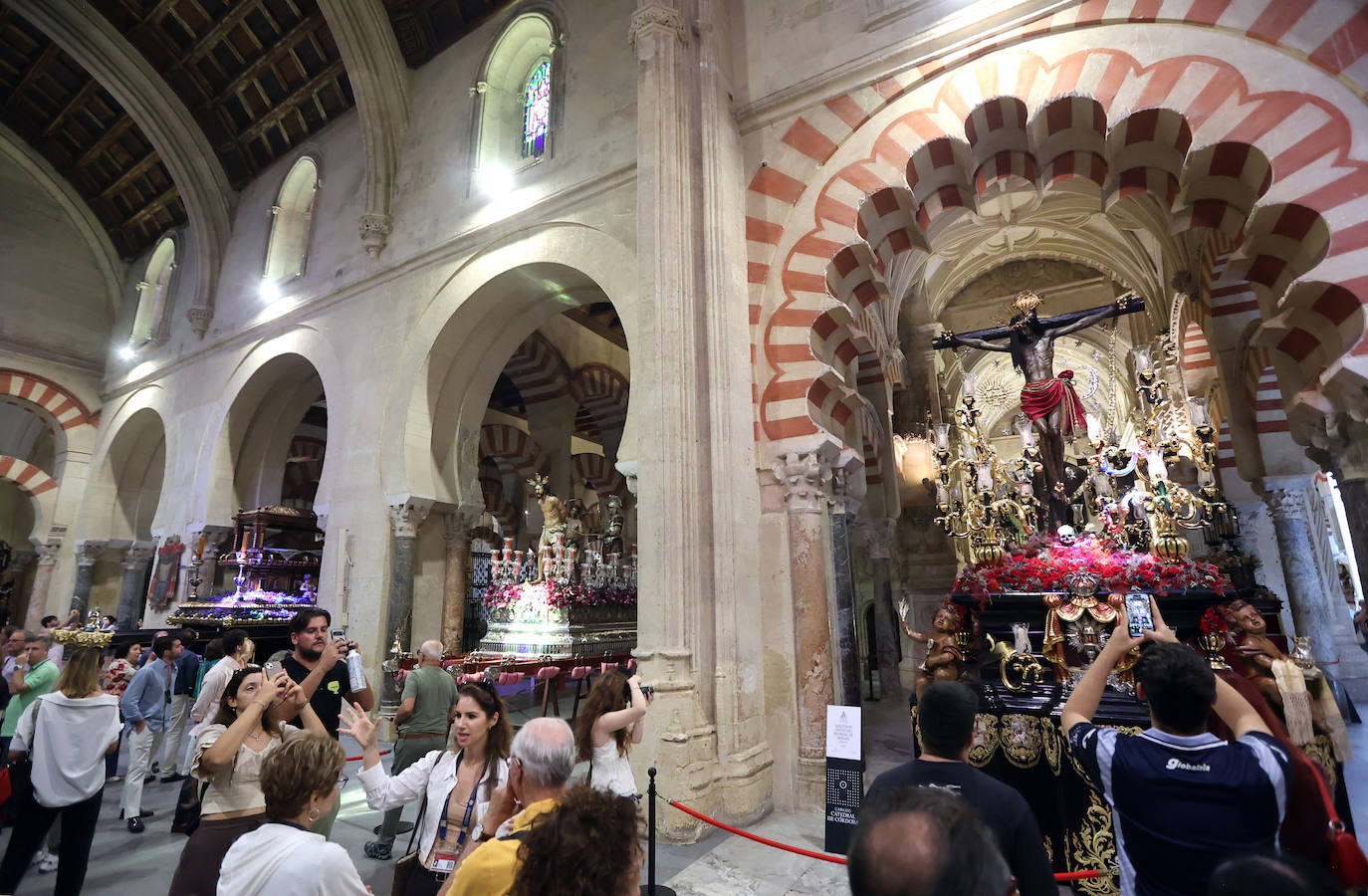 Los pasos del Vía Crucis Magno de Córdoba expuestos en la Mezquita-Catedral, en imágenes
