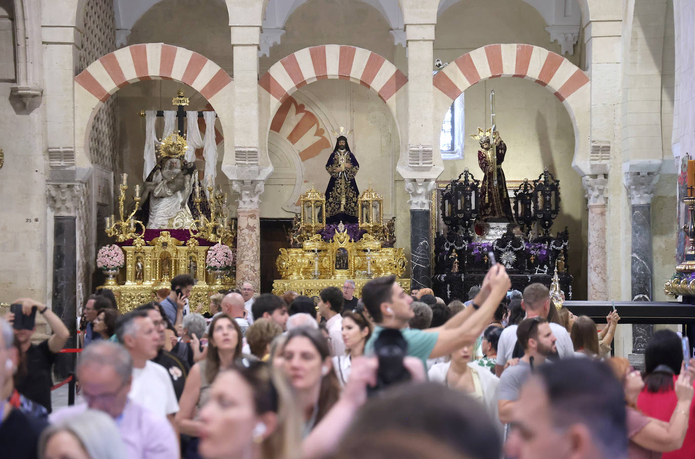 Los pasos del Vía Crucis Magno de Córdoba expuestos en la Mezquita-Catedral, en imágenes