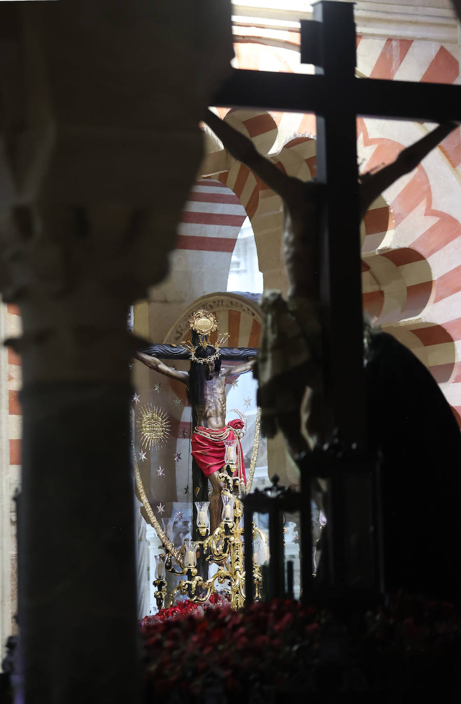 Los pasos del Vía Crucis Magno de Córdoba expuestos en la Mezquita-Catedral, en imágenes