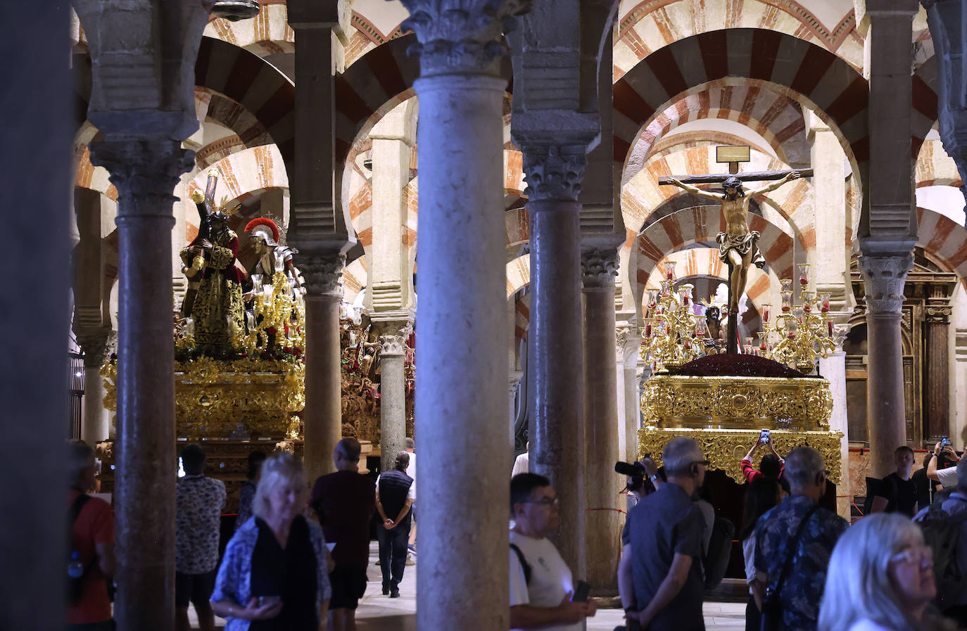 Los pasos del Vía Crucis Magno de Córdoba expuestos en la Mezquita-Catedral, en imágenes