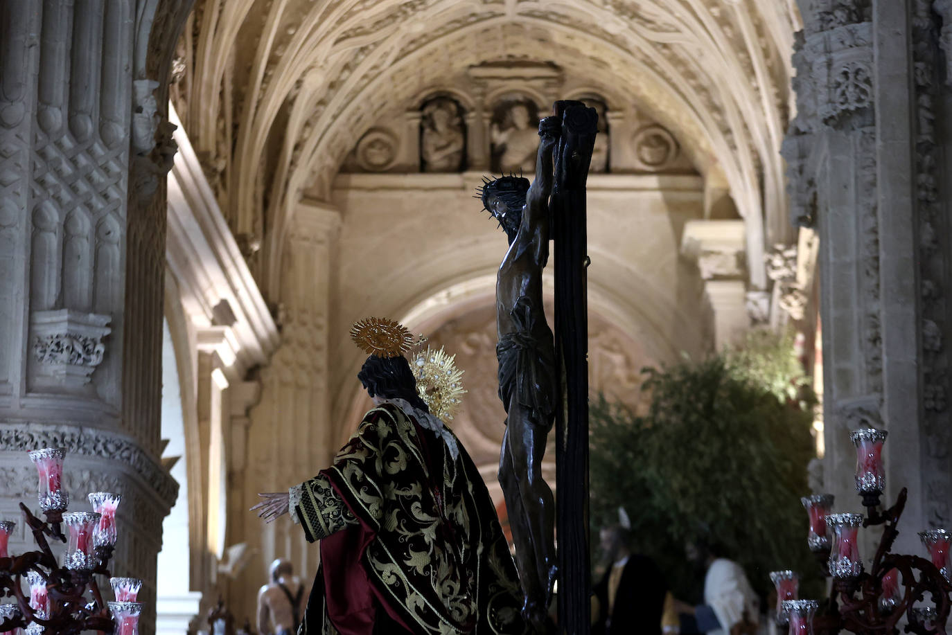 Los pasos del Vía Crucis Magno de Córdoba expuestos en la Mezquita-Catedral, en imágenes