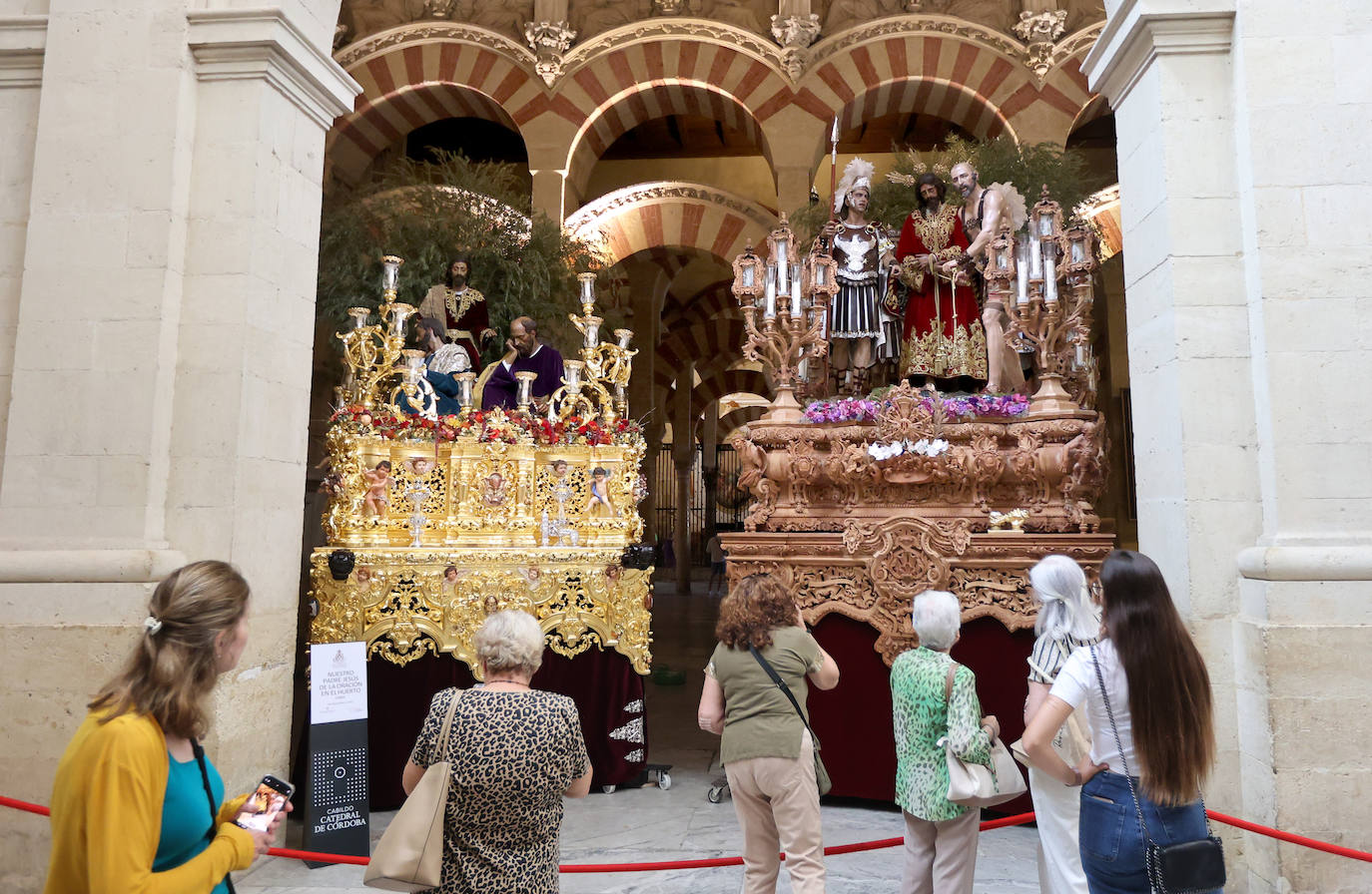Los pasos del Vía Crucis Magno de Córdoba expuestos en la Mezquita-Catedral, en imágenes