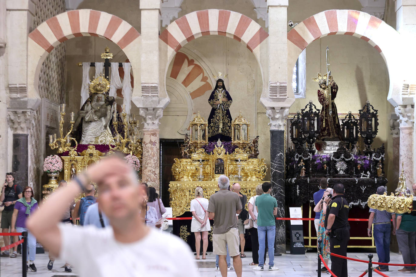 Los pasos del Vía Crucis Magno de Córdoba expuestos en la Mezquita-Catedral, en imágenes