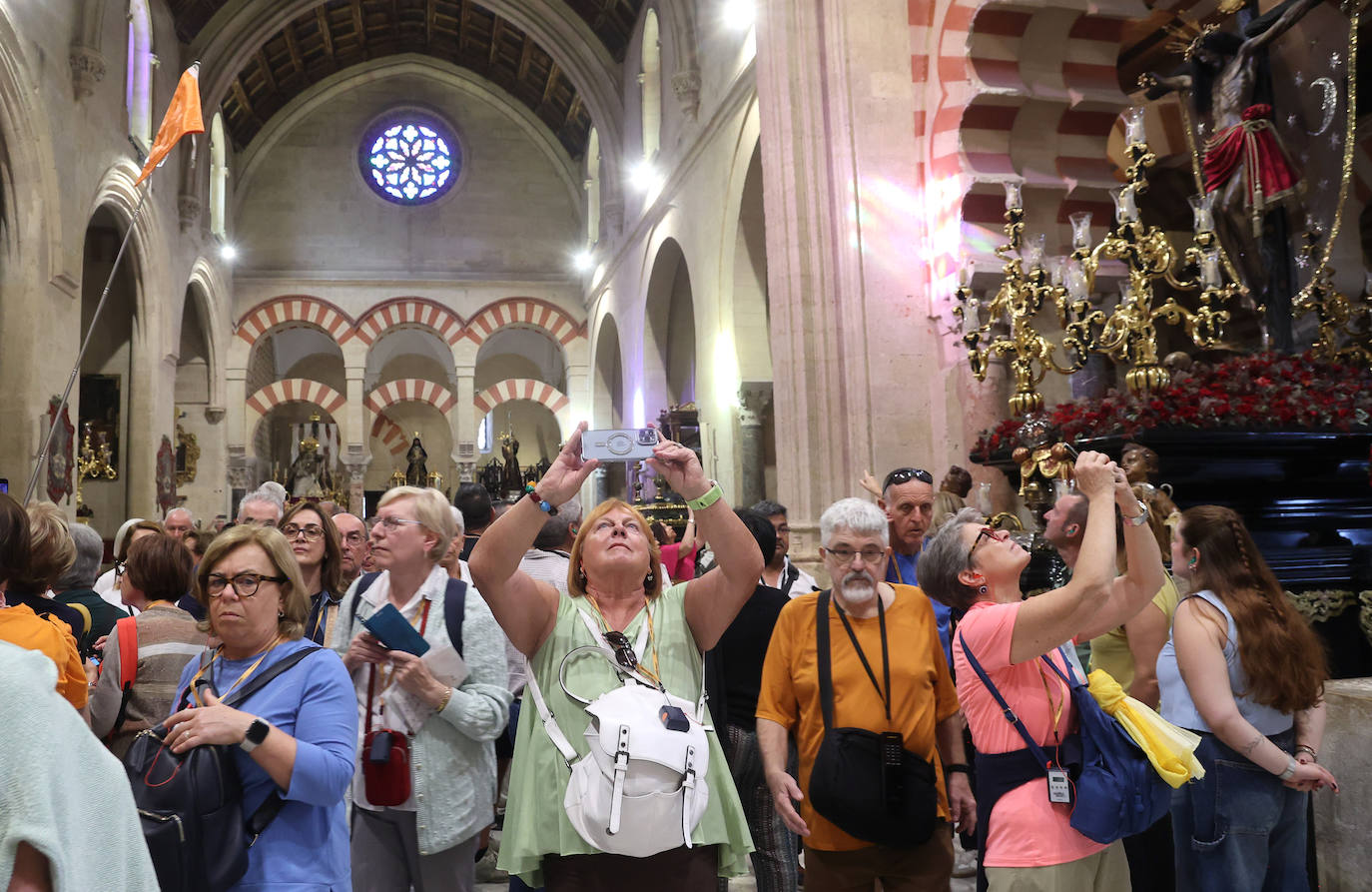Los pasos del Vía Crucis Magno de Córdoba expuestos en la Mezquita-Catedral, en imágenes