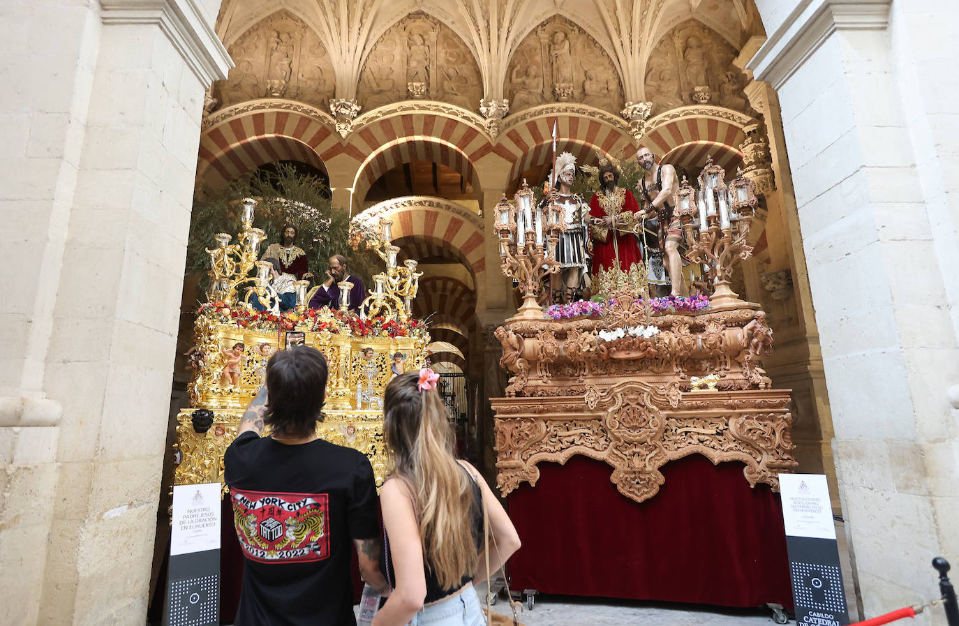 Los pasos del Vía Crucis Magno de Córdoba expuestos en la Mezquita-Catedral, en imágenes