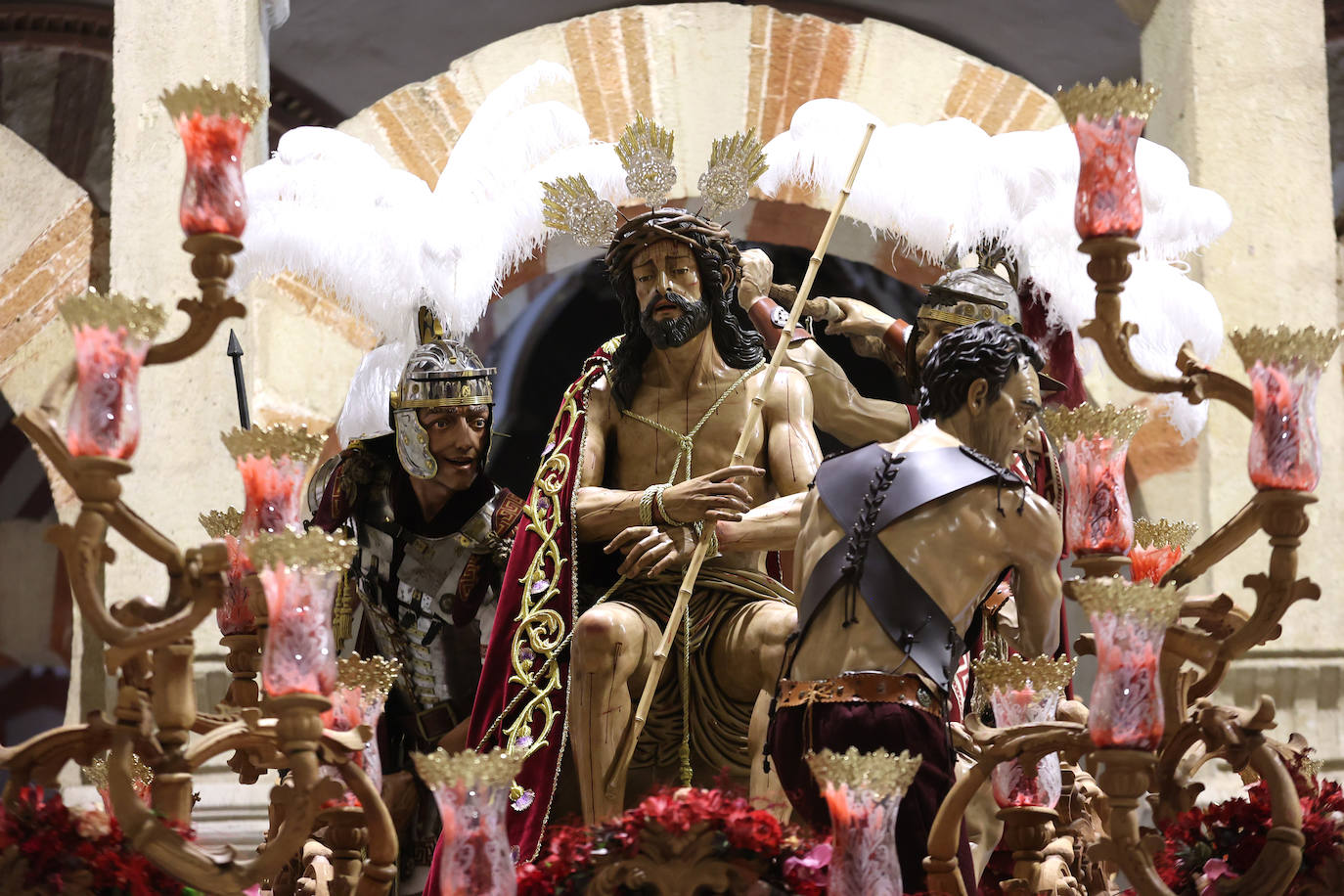 Los pasos del Vía Crucis Magno de Córdoba expuestos en la Mezquita-Catedral, en imágenes