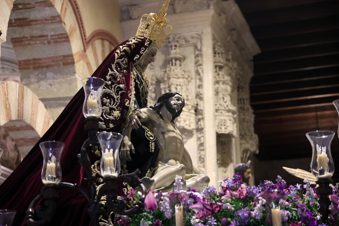 Los pasos del Vía Crucis Magno de Córdoba expuestos en la Mezquita-Catedral, en imágenes