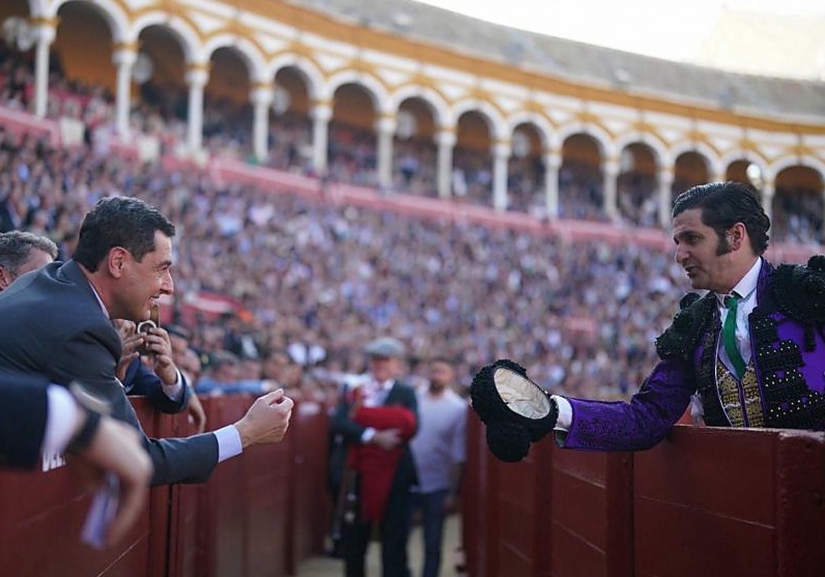 Juanma Moreno y Morante de la Puebla durante la Feria de Abril de Sevilla
